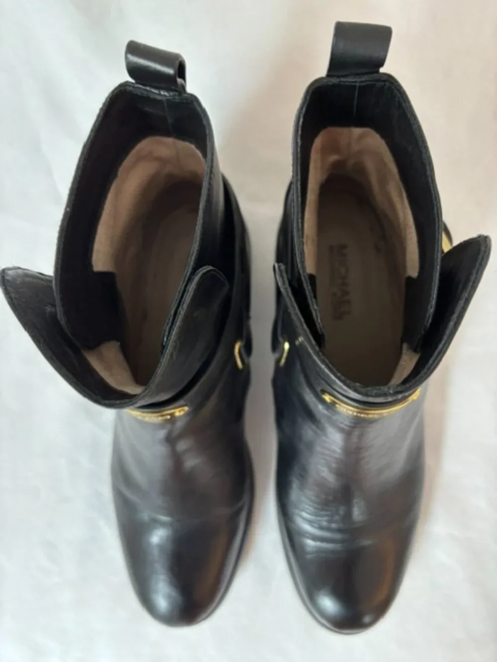 MICHAEL Michael Kors Arley Black Leather Ankle Boot w/Gold Logo Plate Size 7M